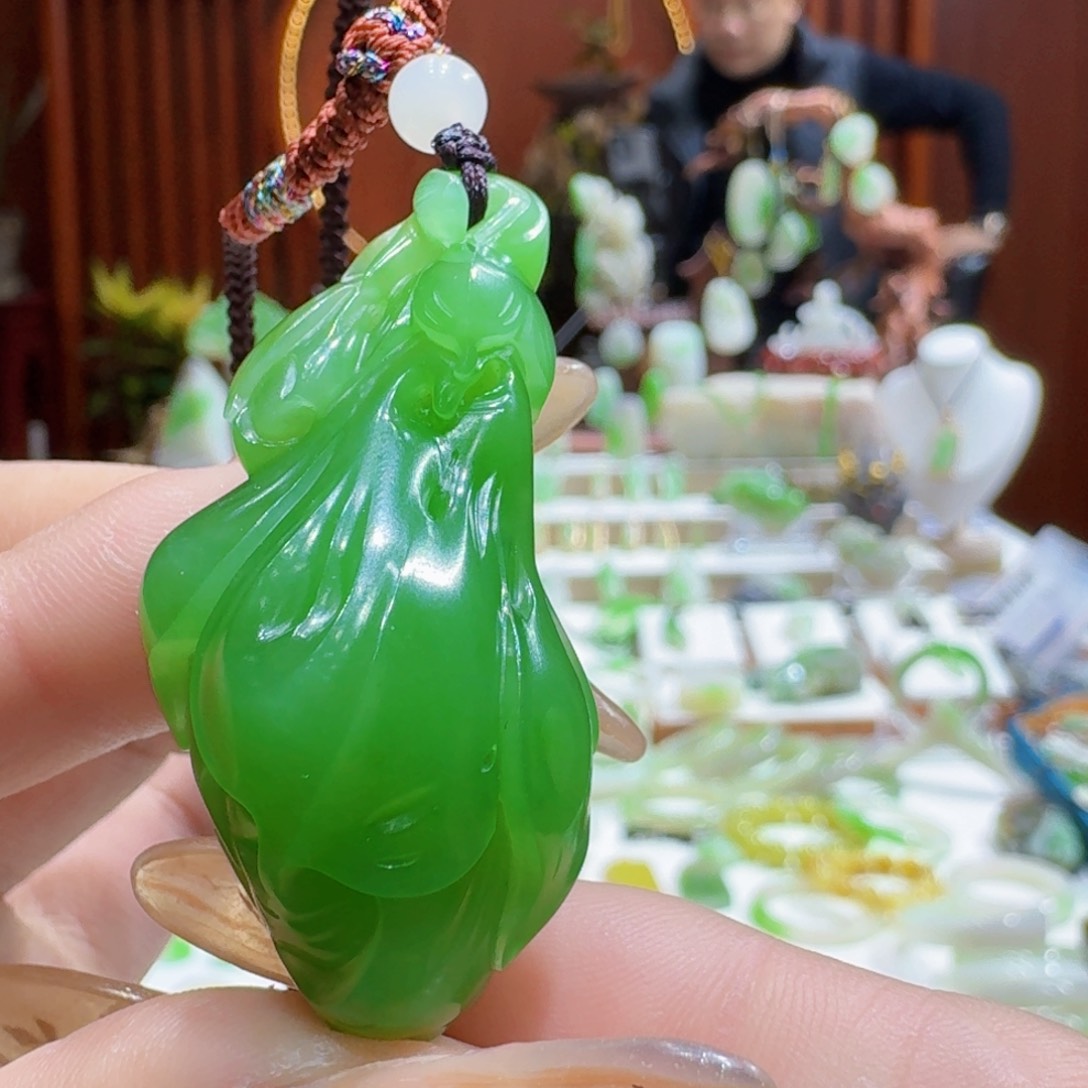 和田玉果绿玉兰花未镶嵌