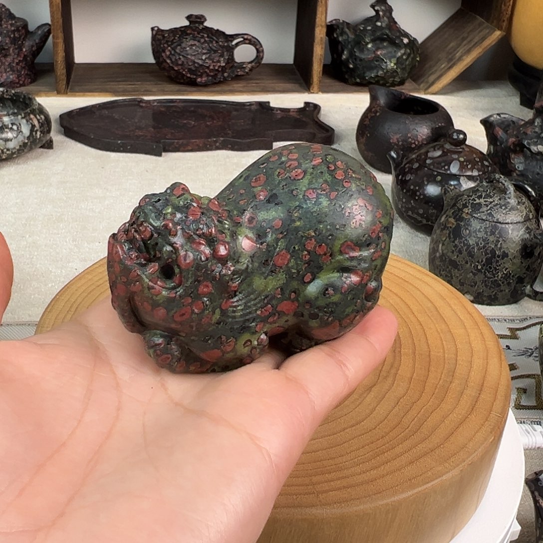 梅花玉貔貅茶摆件