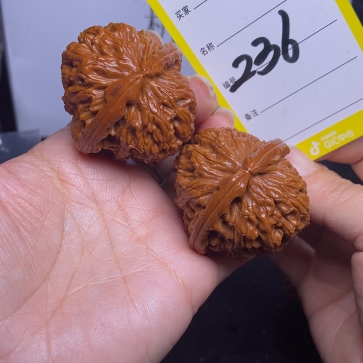 文玩核桃吊坠236/42.5三角白反油福利