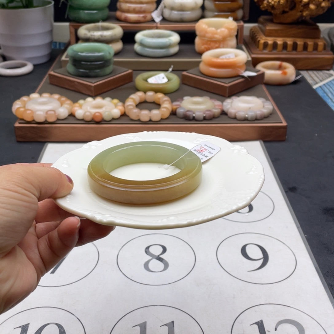 莲****石英岩玉未镶嵌手镯