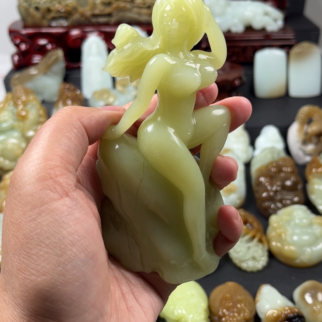 爱***倪和田玉未镶嵌颈饰