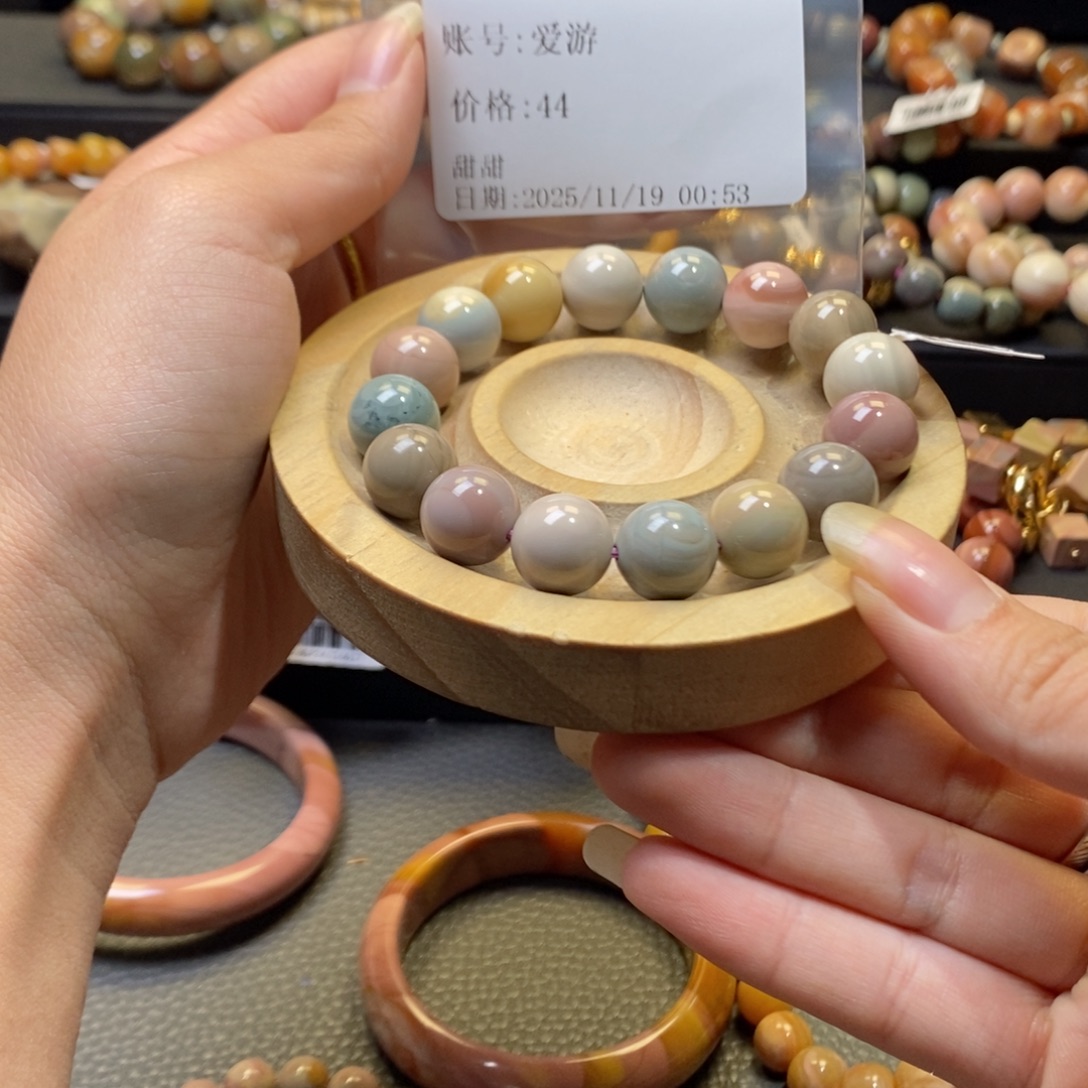 爱***游石英质玉未镶嵌手串