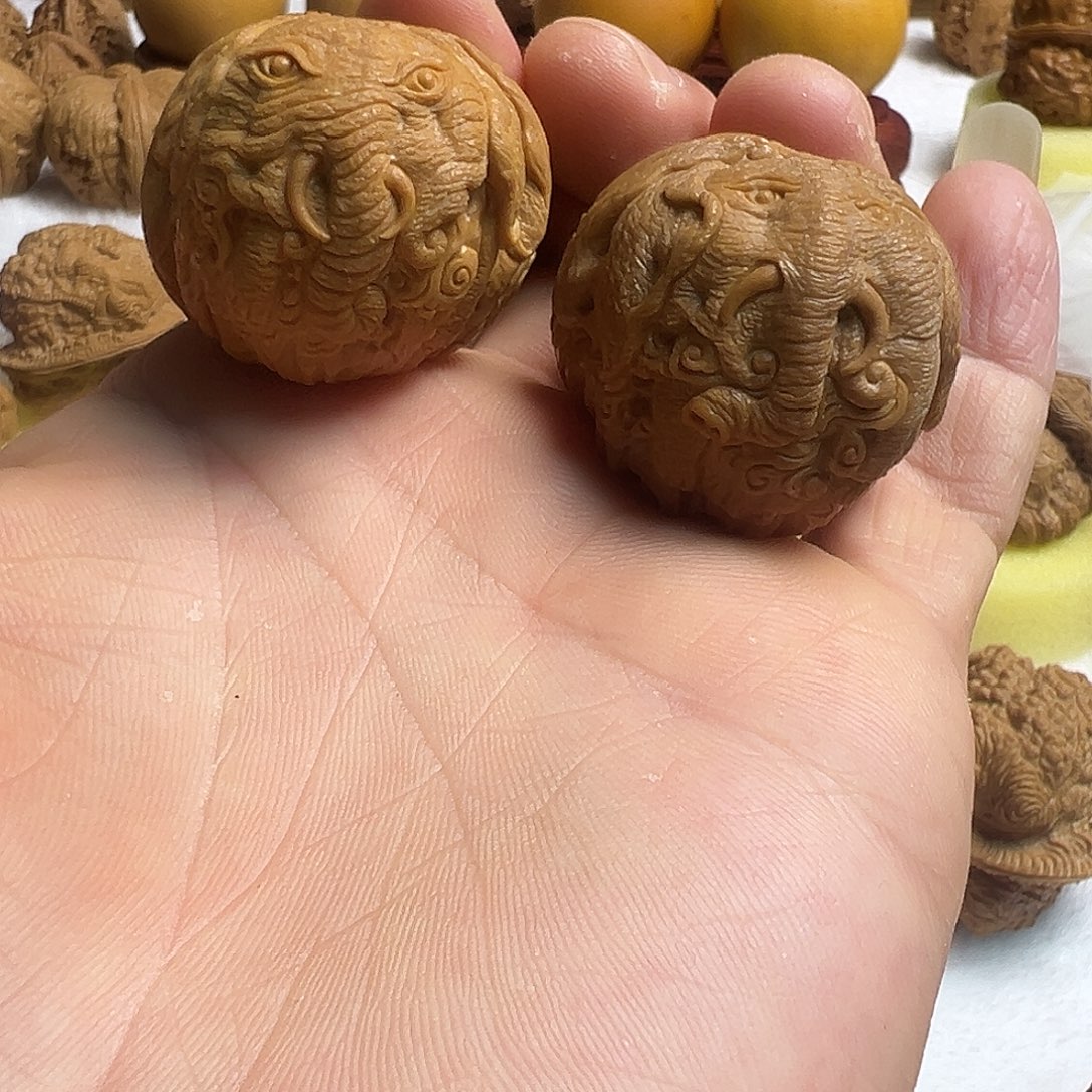 核桃元宝雕刻大象