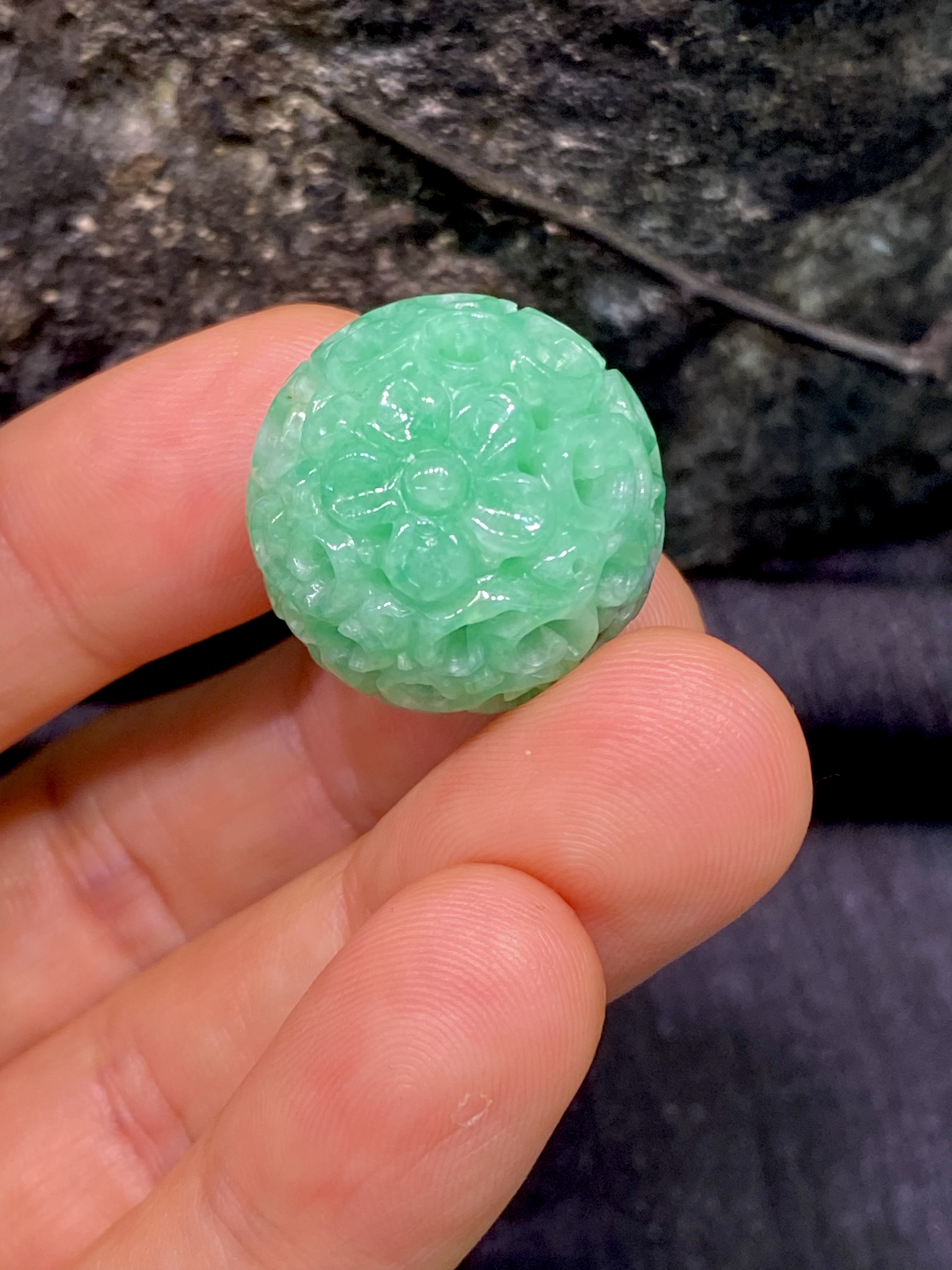 满绿翡翠雕花圆珠