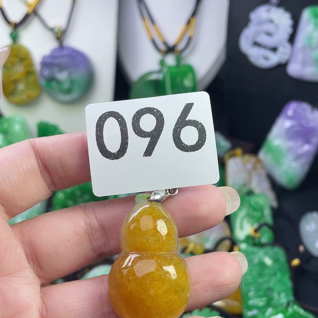 翡翠未镶嵌吊坠(赠链)