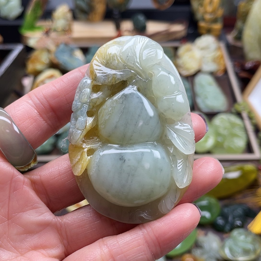 蛇纹石玉颈饰未镶嵌花玉葫芦