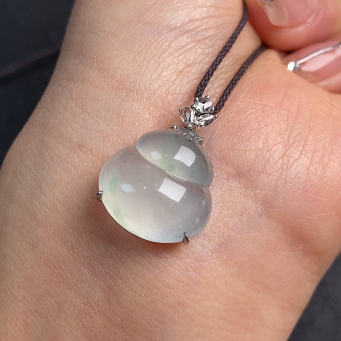 翡翠颈饰18K金镶嵌福利款福瓜（16.5-15.9-6.0）