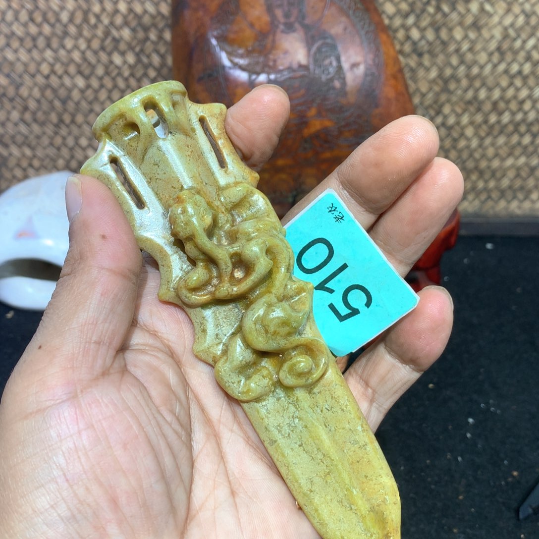 透闪石-蛇纹石玉未镶嵌颈饰