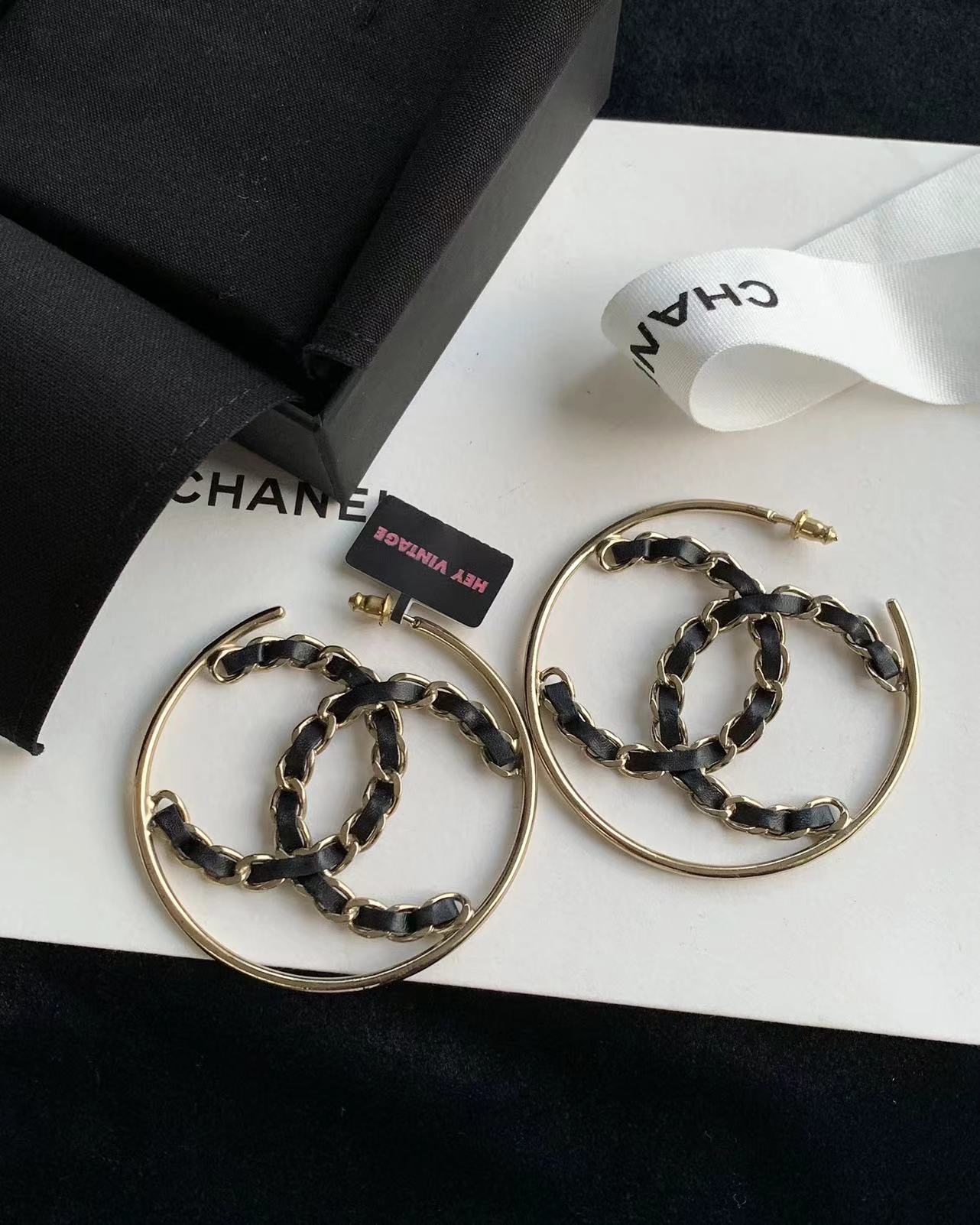95新 Chanel/香奈儿 黑色镂空皮穿链双c耳圈耳钉 17810516