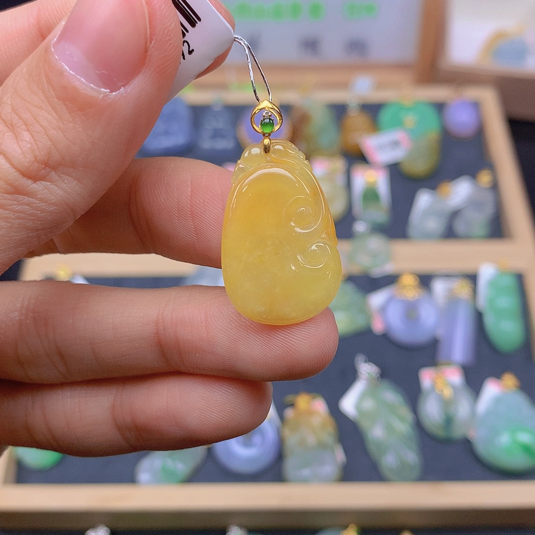 翡翠颈饰18K金镶嵌翡翠