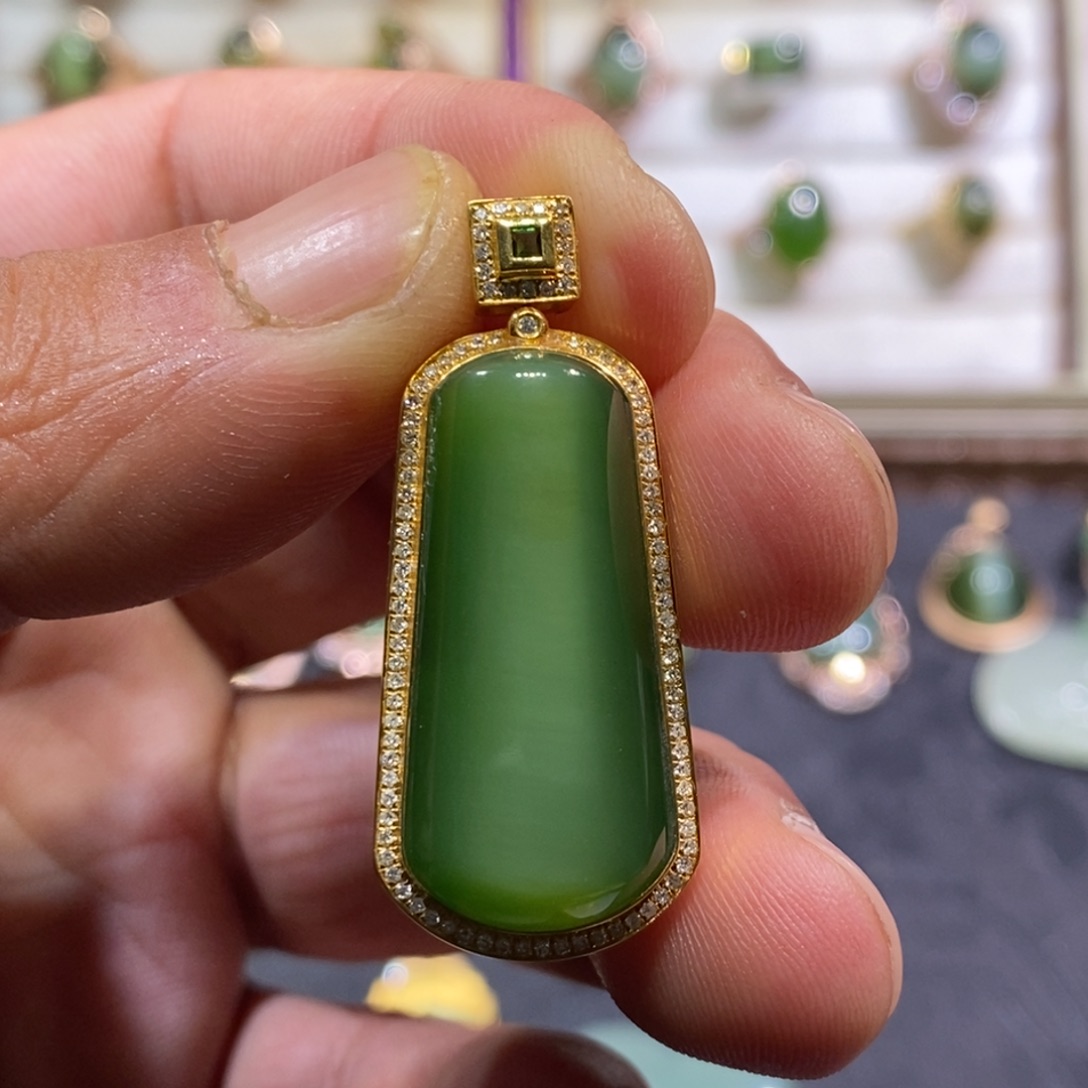 和田玉（碧玉）吊坠(不含链)18K金镶嵌