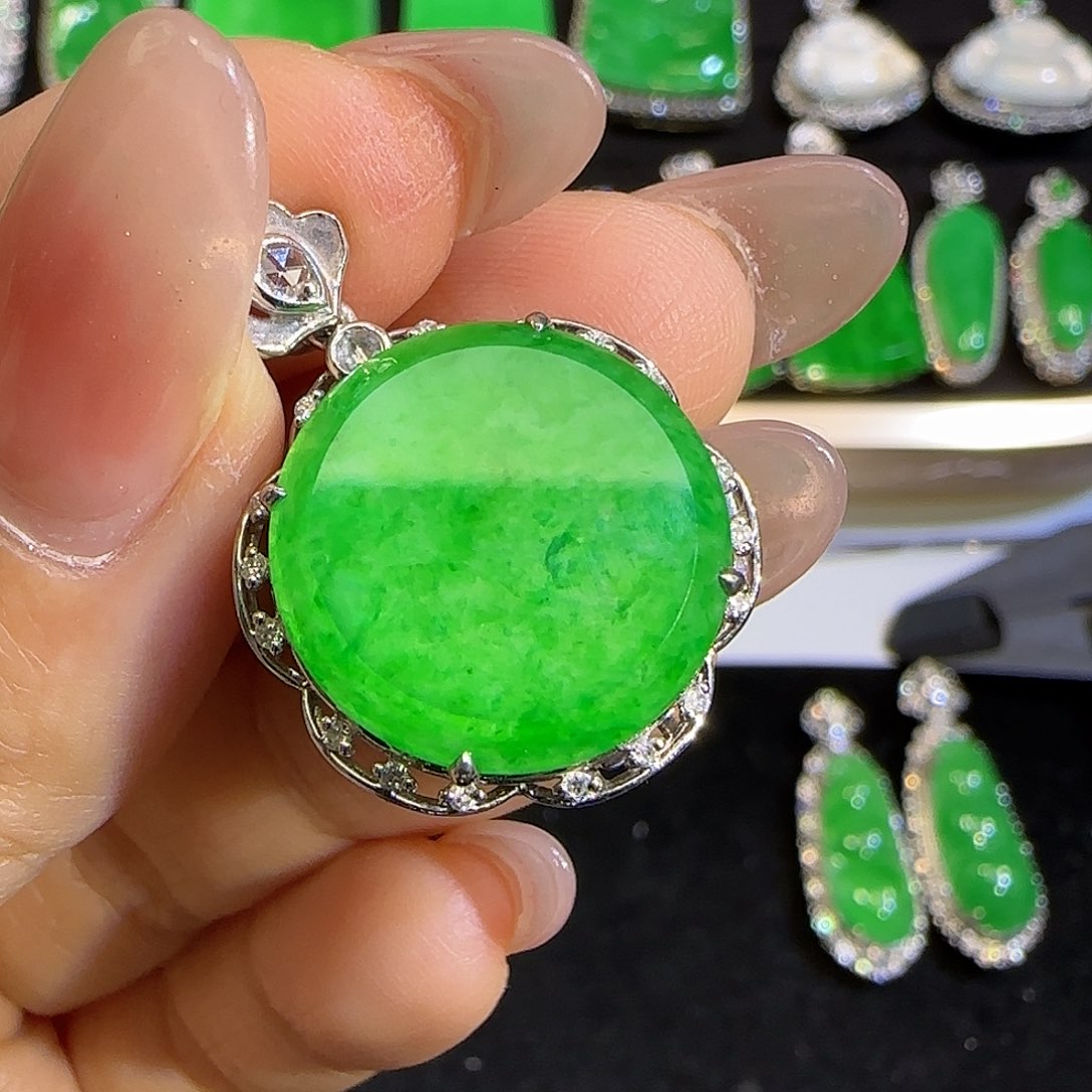 翡翠颈饰18K金镶嵌。