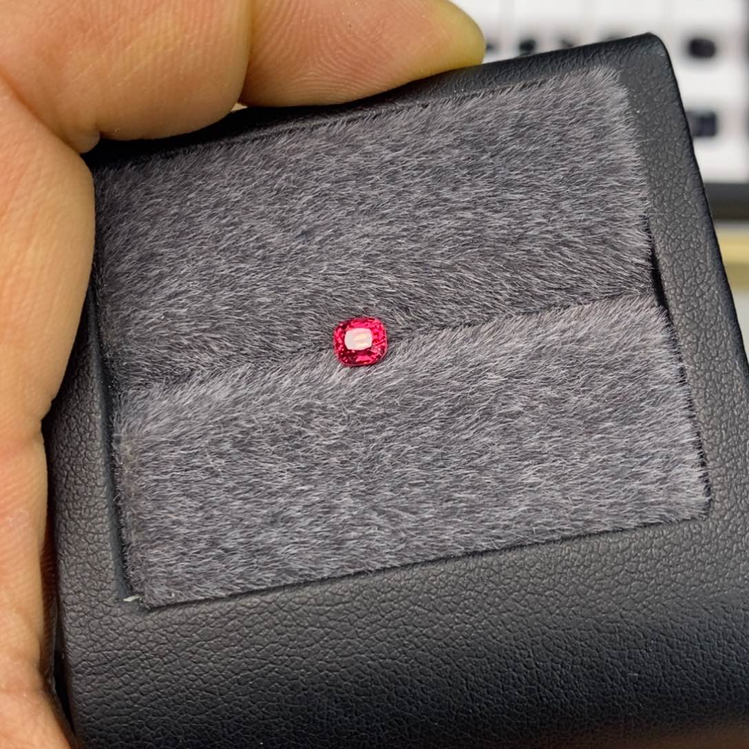 尖晶石近绝地未镶嵌45分近绝地红尖晶肉眼无暇