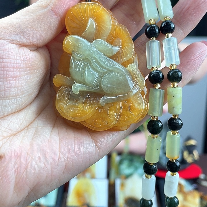 蛇纹石玉未镶嵌颈饰
