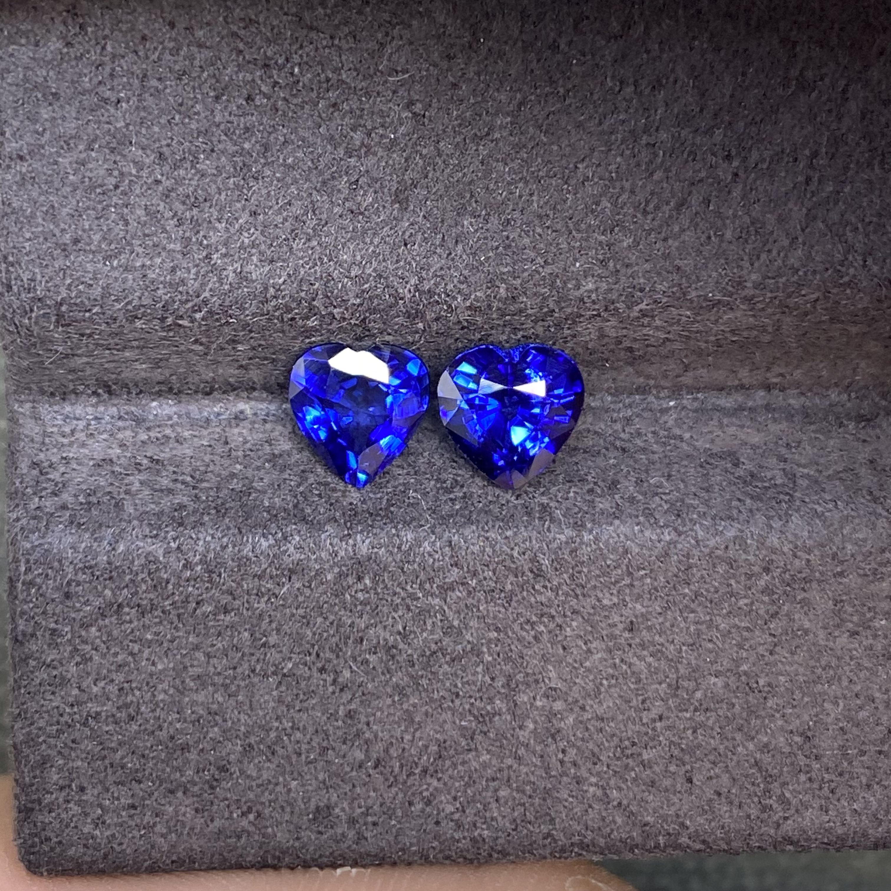 天然皇家蓝蓝宝石1.25ct一对全净无瑕火彩好心形5mm颜色正代镶嵌
