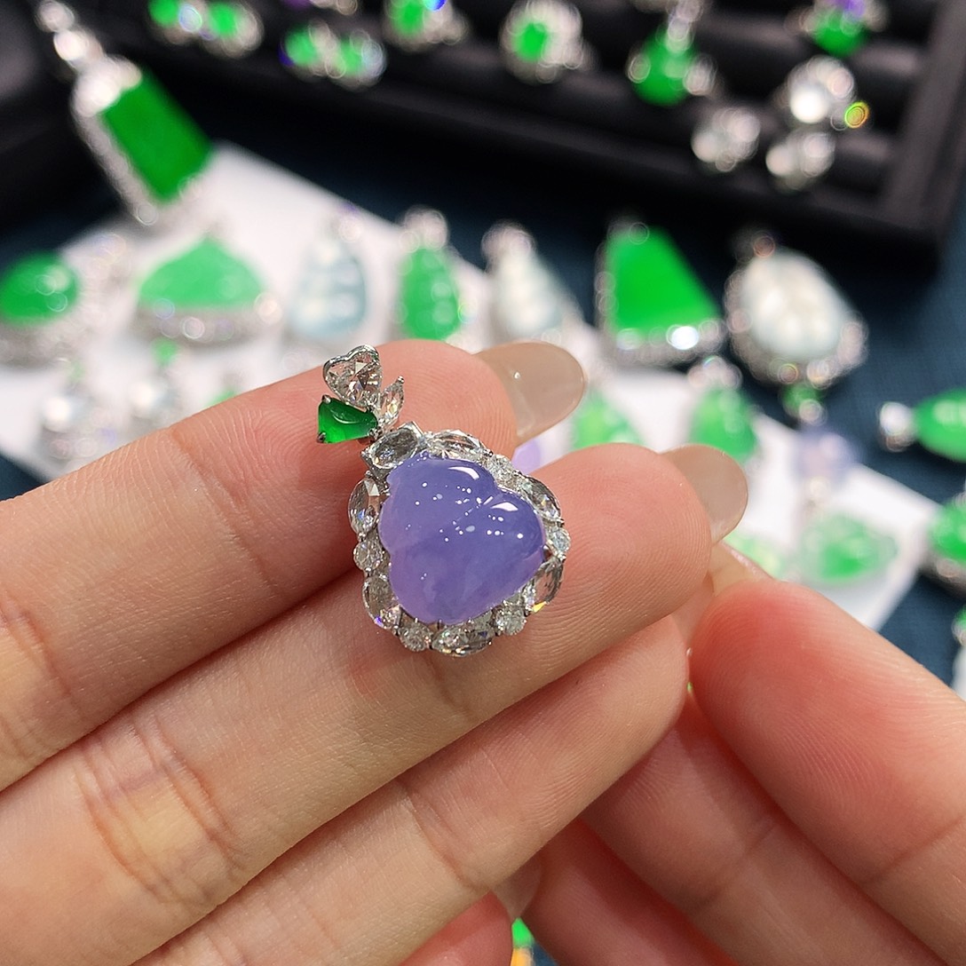 我***猫翡翠18K金镶嵌颈饰