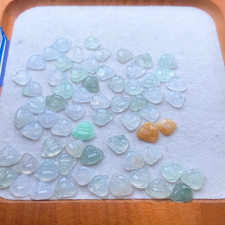 翡翠未镶嵌颈饰小佛公1个