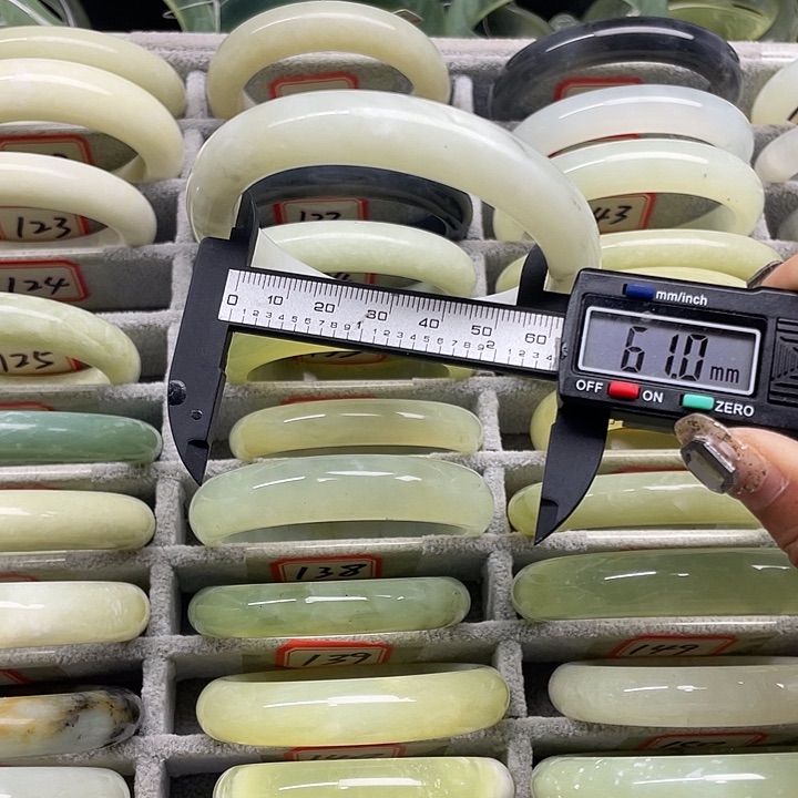 蛇纹石玉未镶嵌手镯124