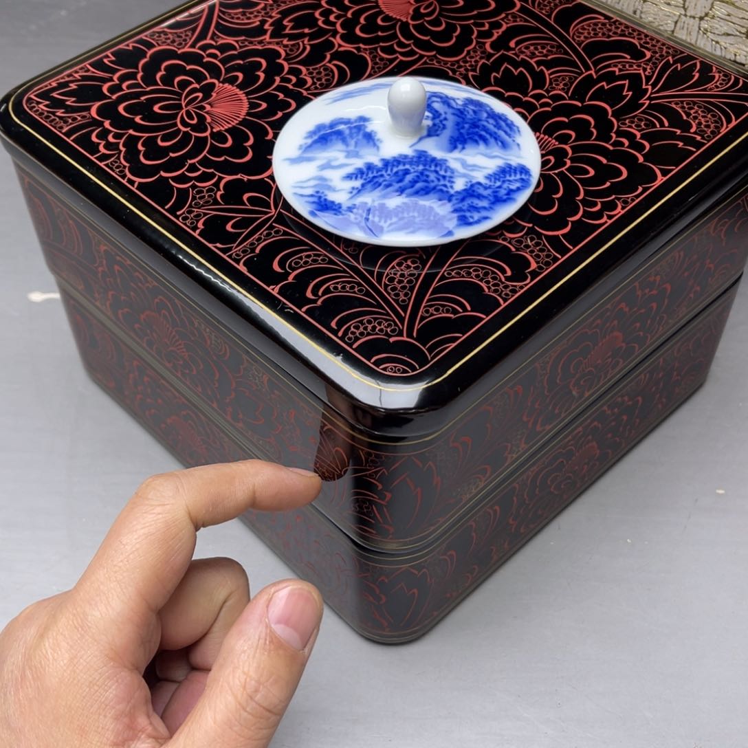 瓷片密密麻麻地排列着一个大