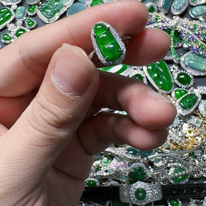 翡翠颈饰未镶嵌天然A货翡翠放漏