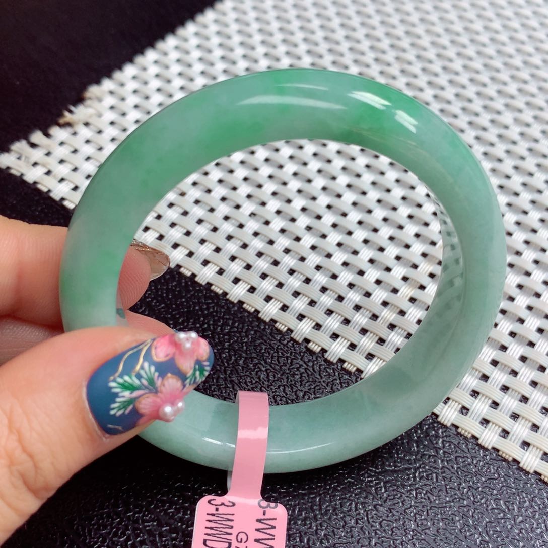 翡翠手镯未镶嵌缅甸