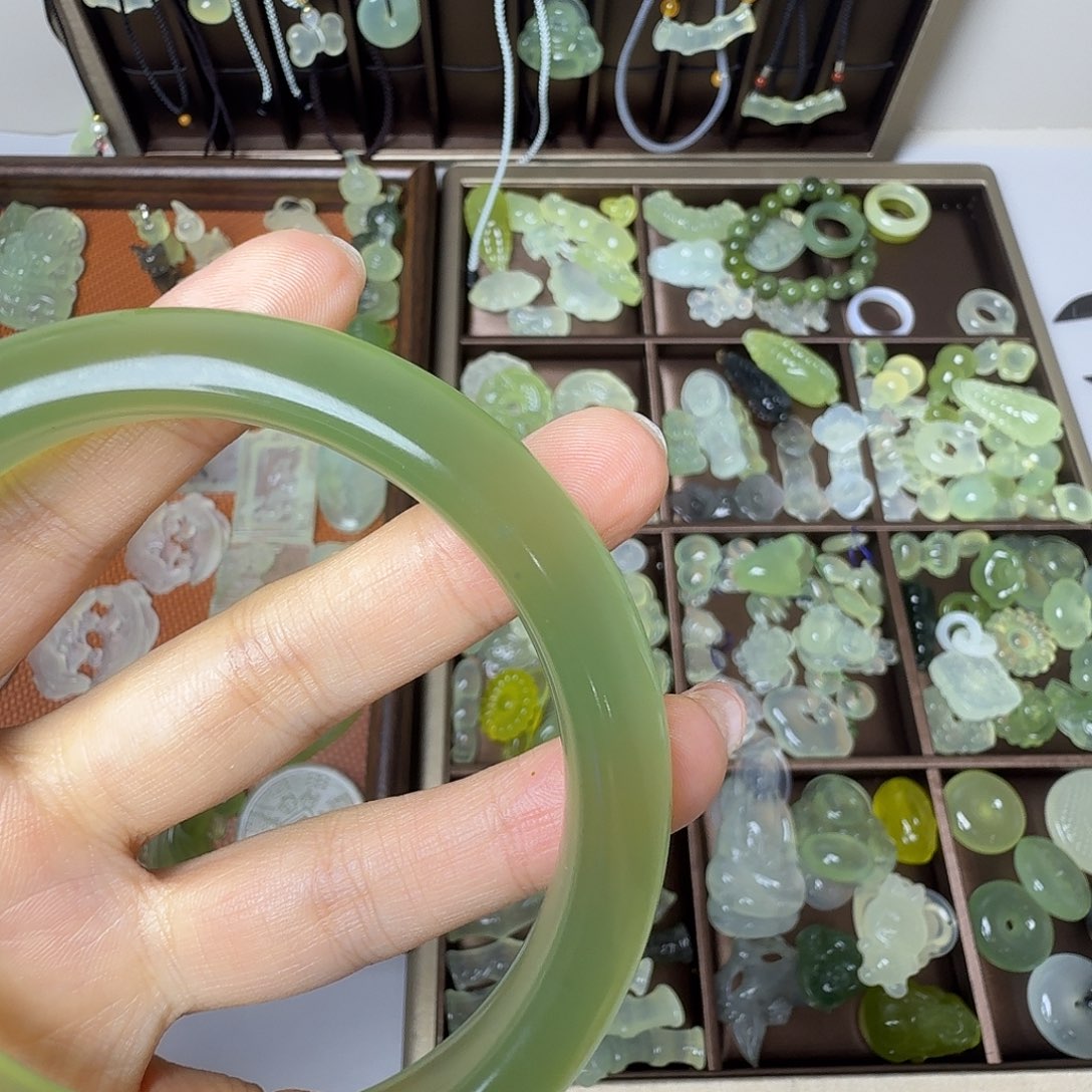 静***静蛇纹石玉合金颈饰