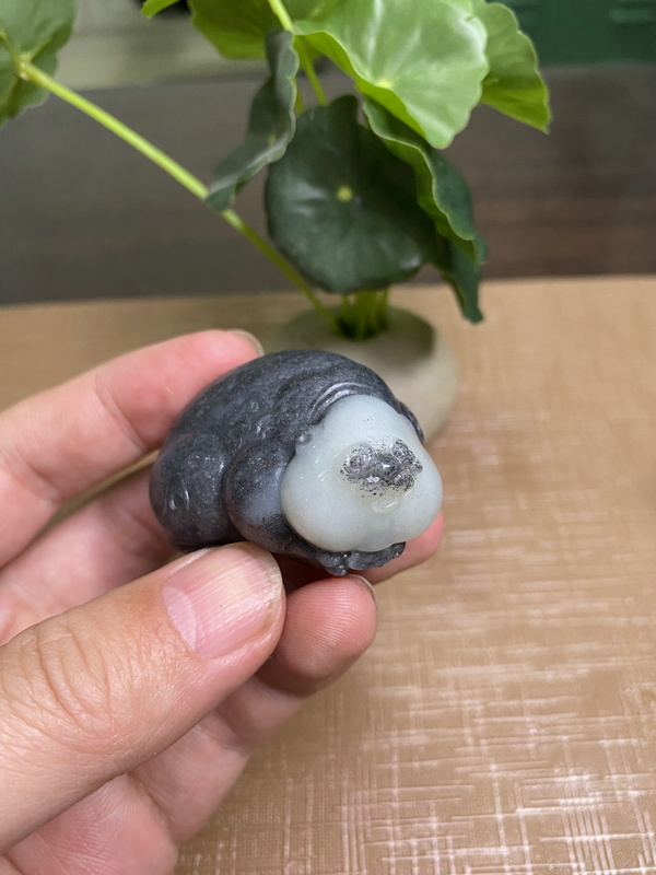 新疆和田玉青花大熊猫手把件苏工大师手工雕刻俏色巧雕男女款