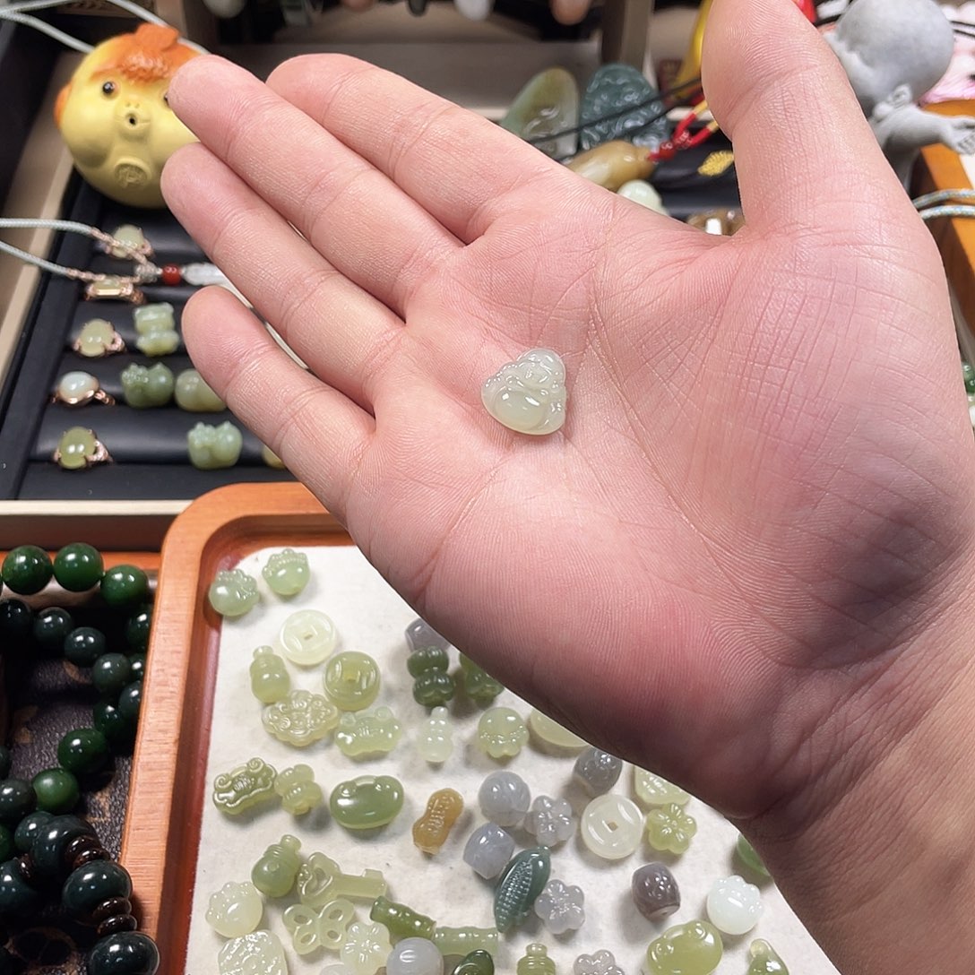 小***椒和田玉未镶嵌颈饰