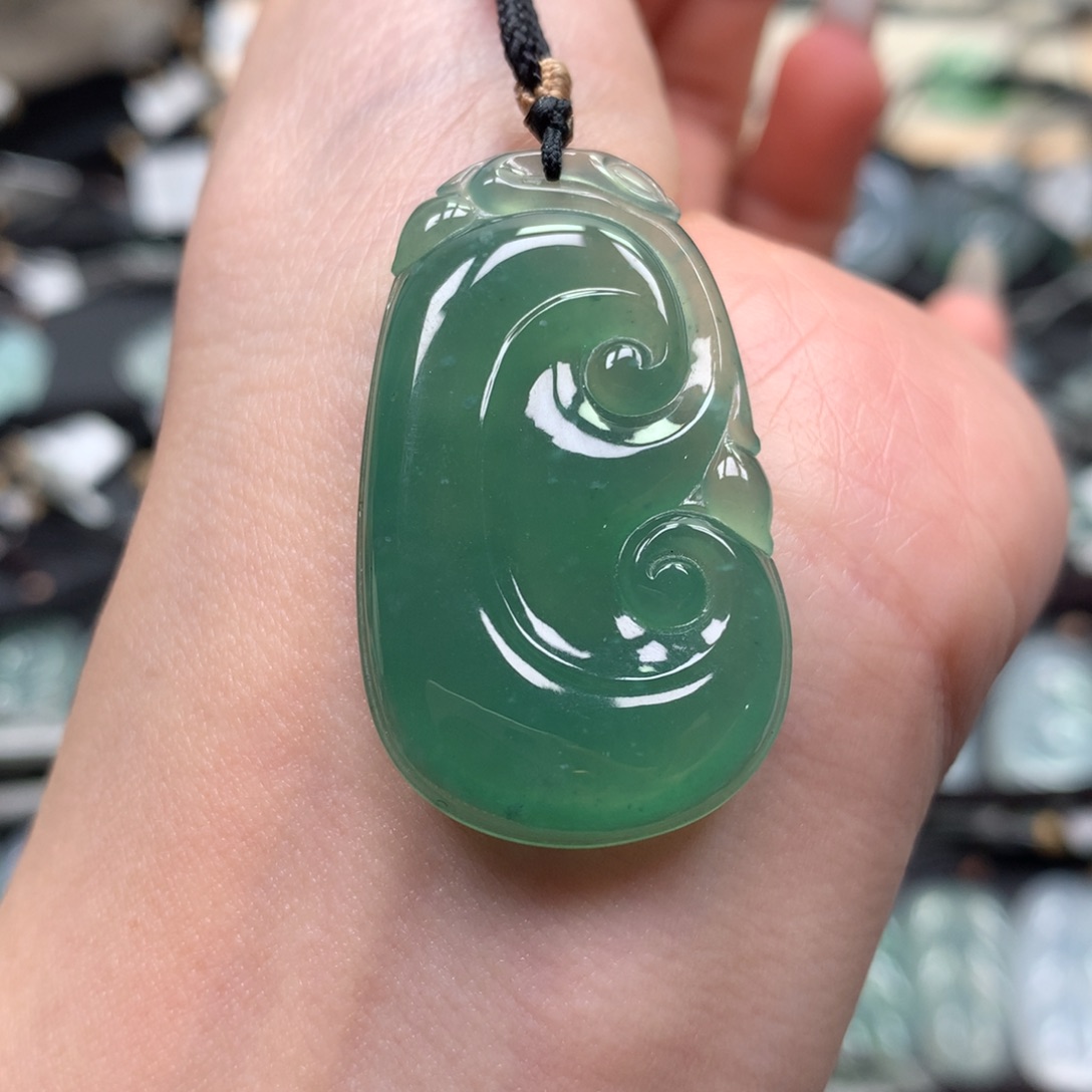 翡翠颈饰未镶嵌如意