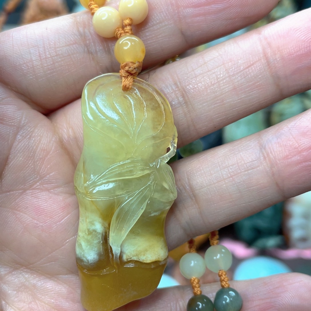 蛇纹石玉颈饰未镶嵌