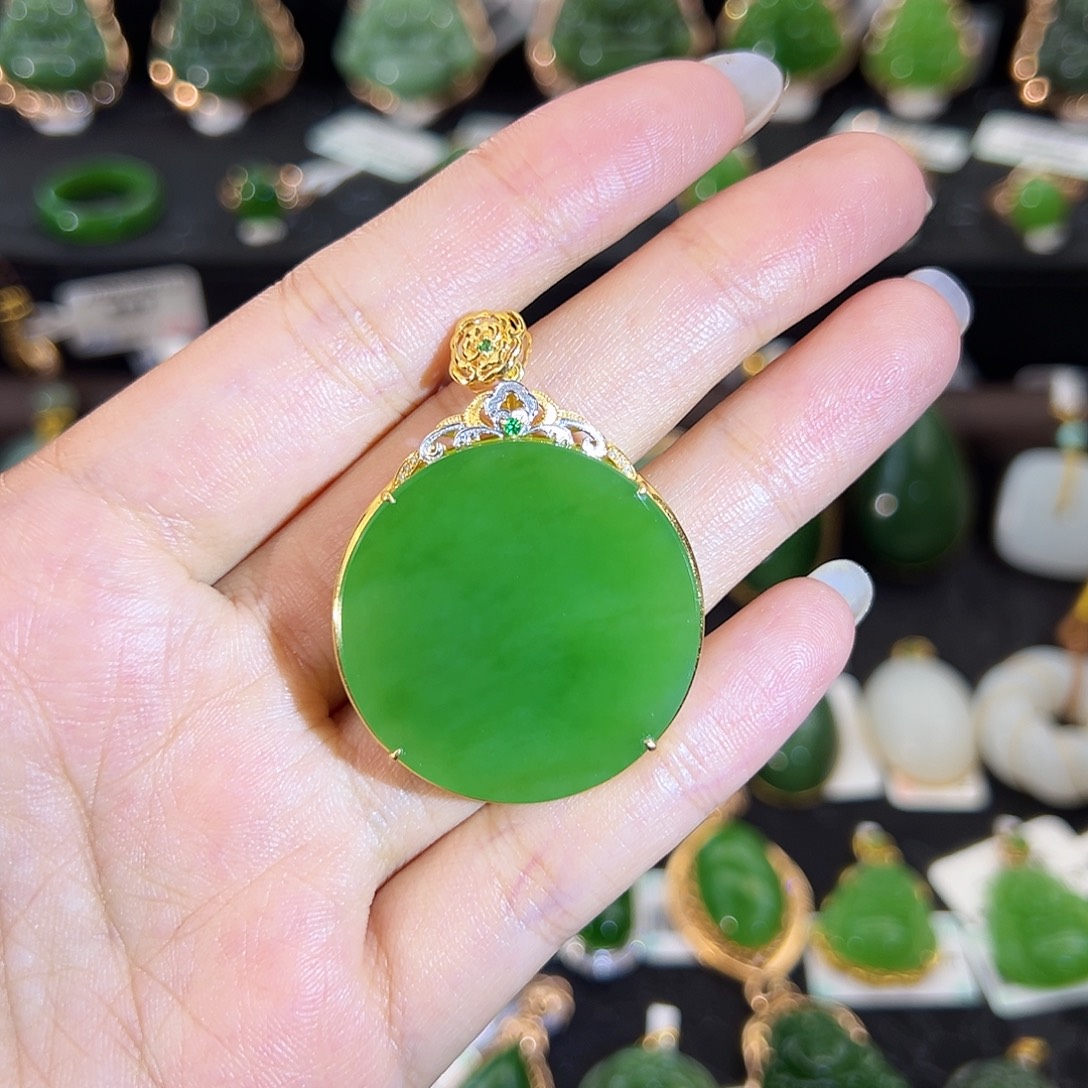 和田玉（碧玉）18K金镶嵌吊坠(不含链)果绿圆牌30mm
