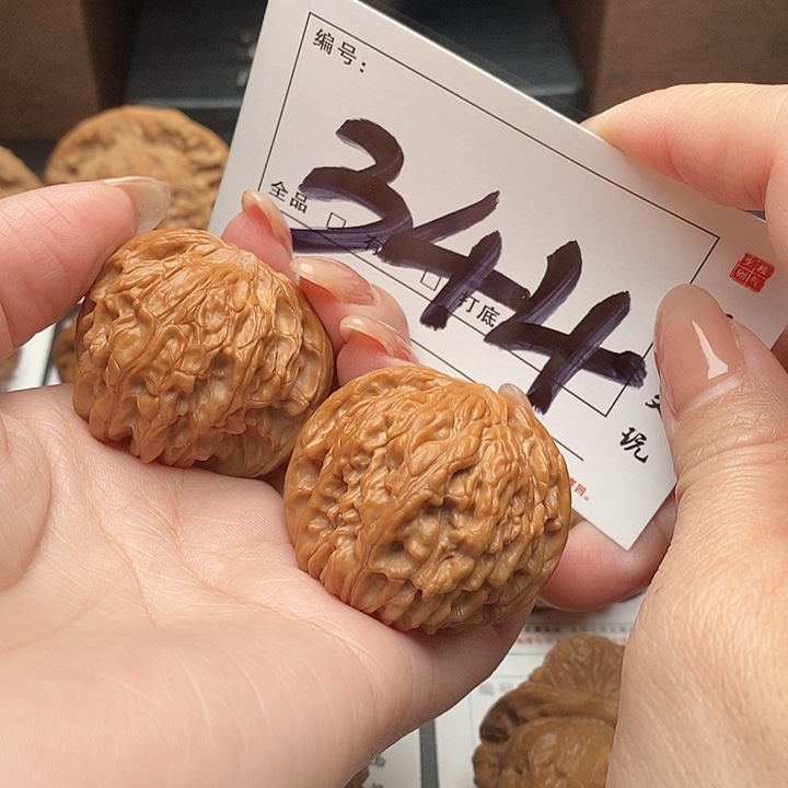 顾***。文玩核桃吊坠344号 40尺 磨盘