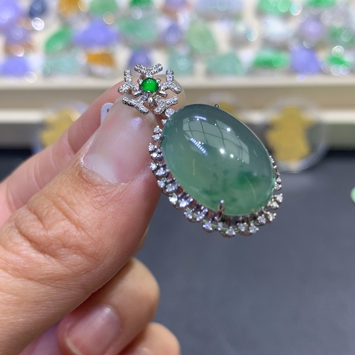 翡翠颈饰18K金镶嵌翡翠