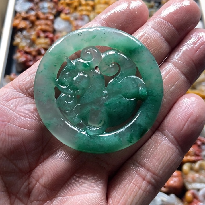 石英质玉（黄龙玉）未镶嵌颈饰