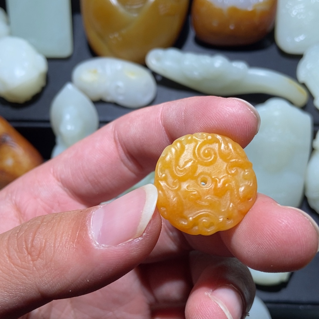 昆***石和田玉未镶嵌颈饰