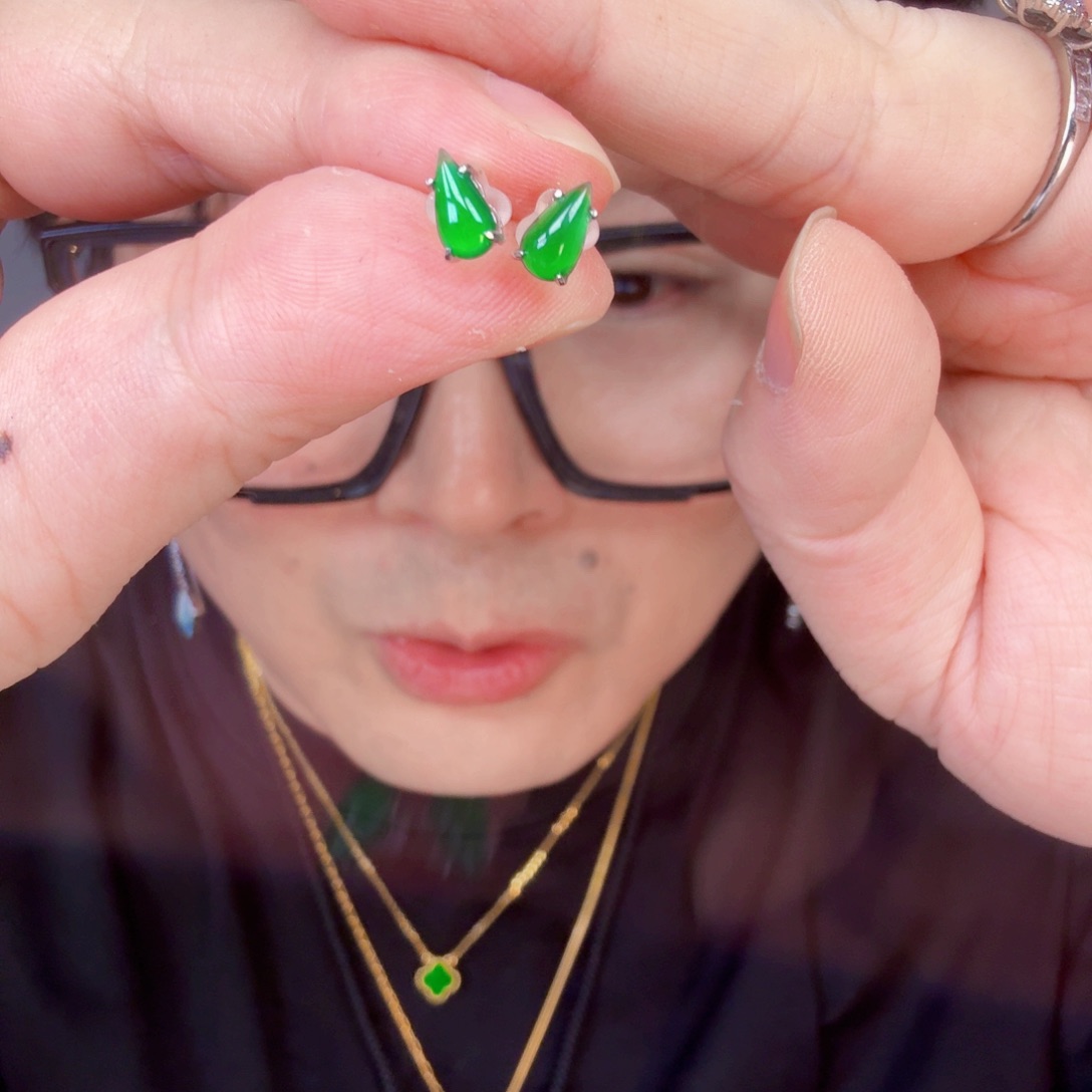 翡翠未镶嵌颈饰一对