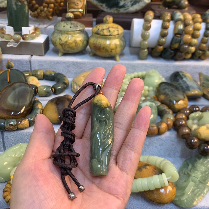 n***妈岫岩河磨玉（透闪石质玉）未镶嵌把件