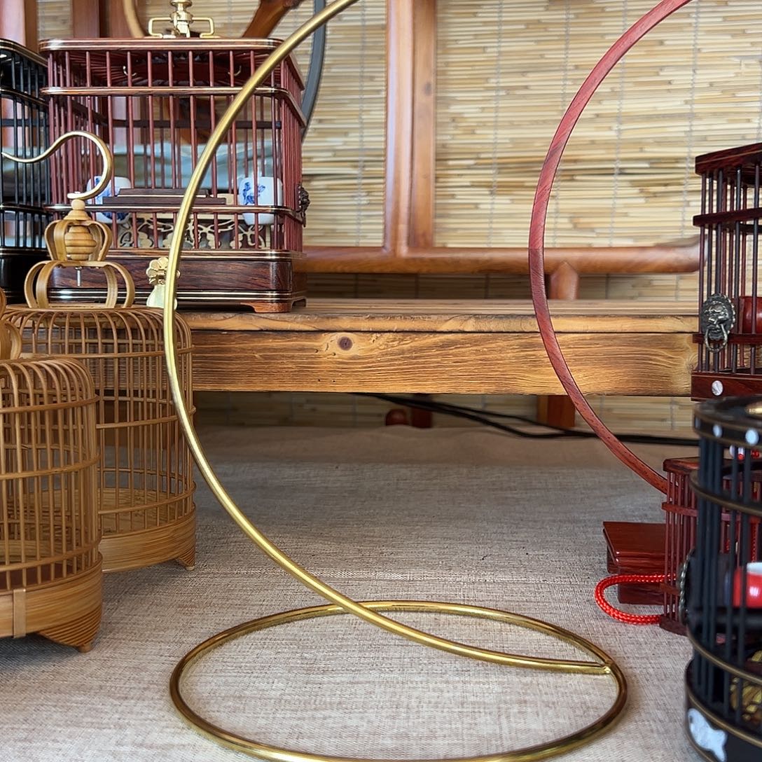 年***！不锈钢黄圆架子一个