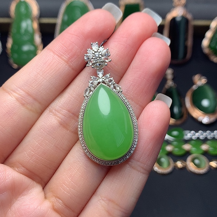 和田玉18K金镶嵌颈饰