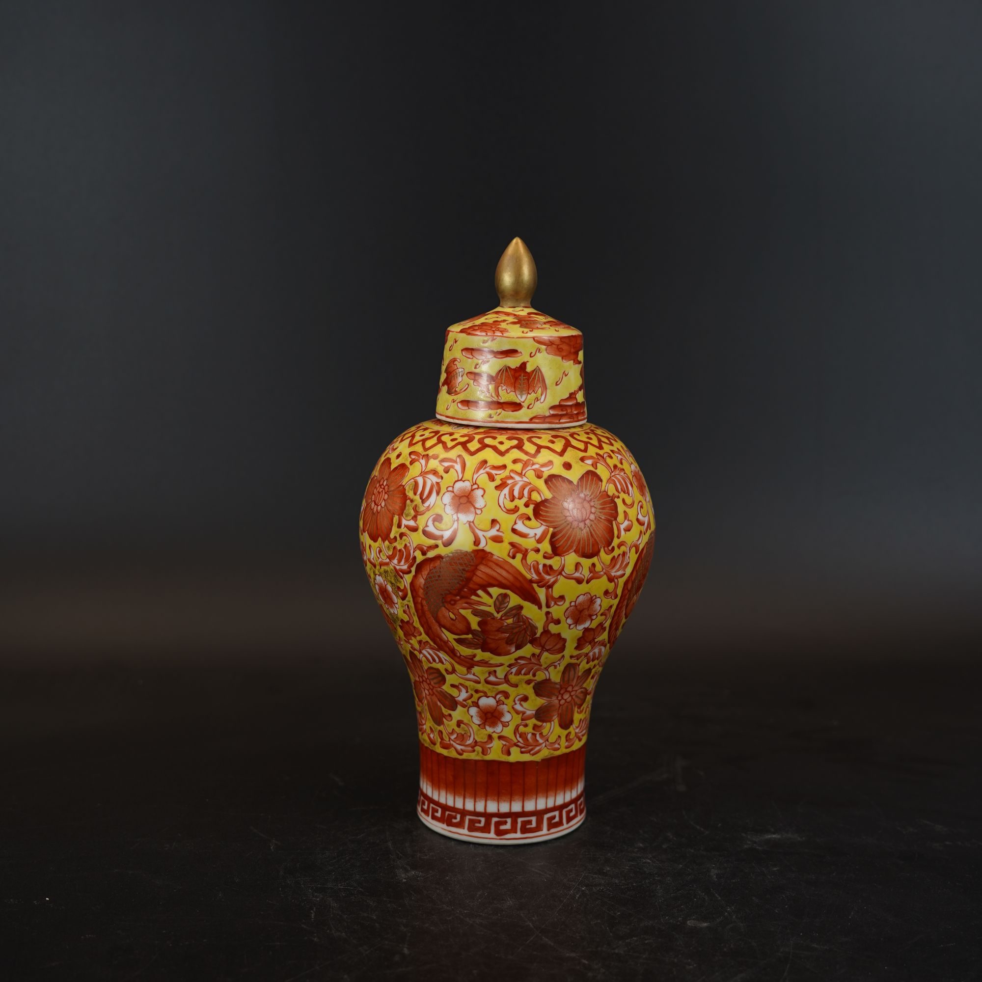 古董/瓷器/收藏/清-乾隆-矾红彩描金缠枝花卉纹梅瓶/0107