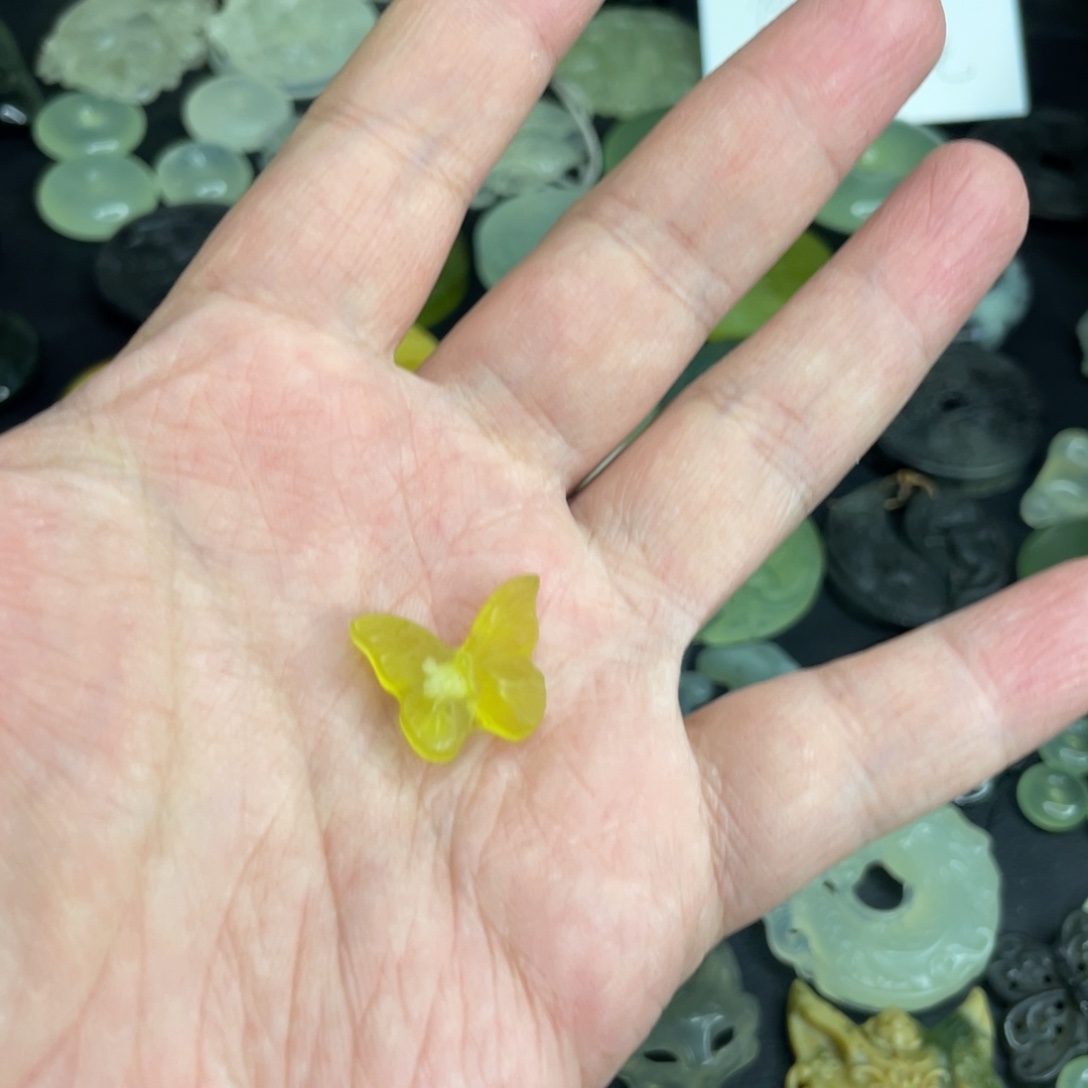 笑***行岫玉未镶嵌颈饰蝴蝶