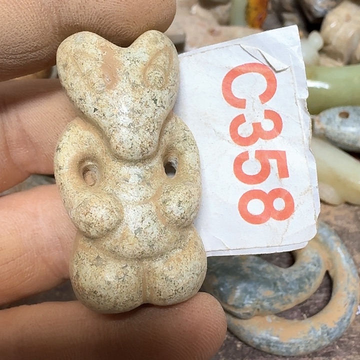 蛇纹石玉颈饰未镶嵌