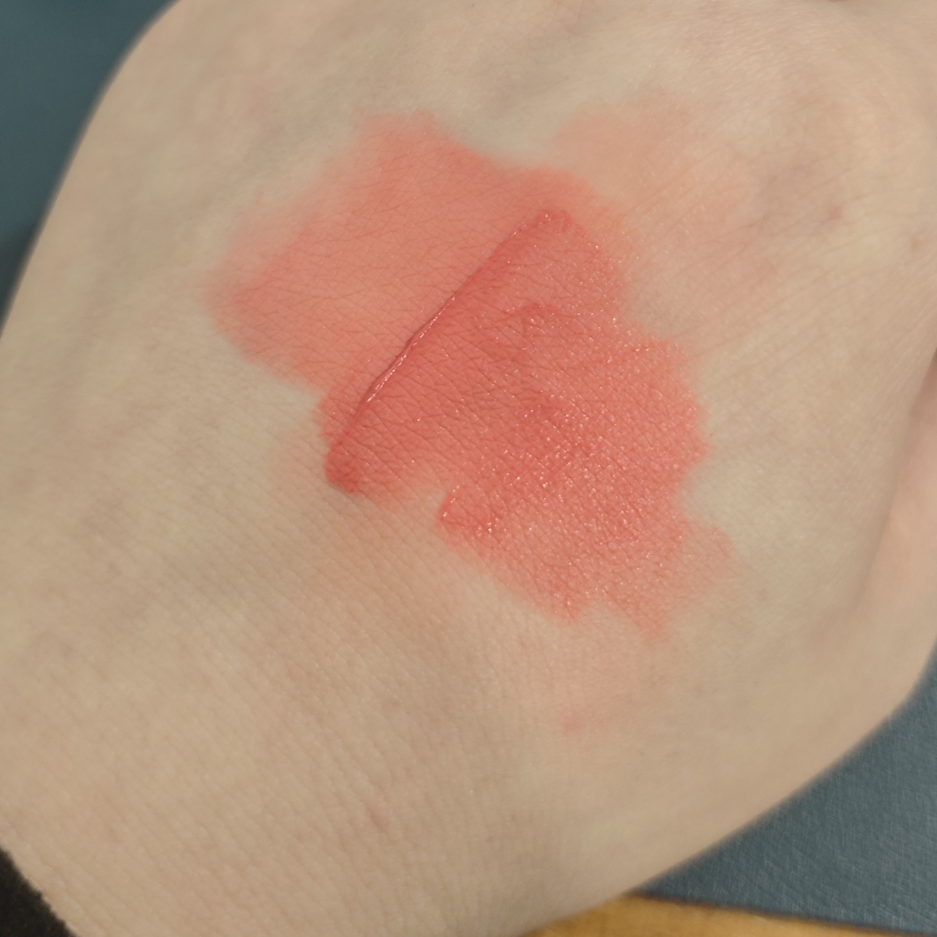 eee 柔粉色唇釉无盒