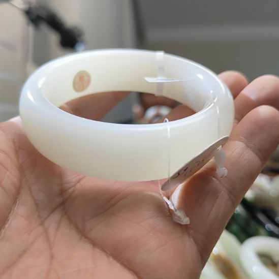 用***8和田玉未镶嵌手镯