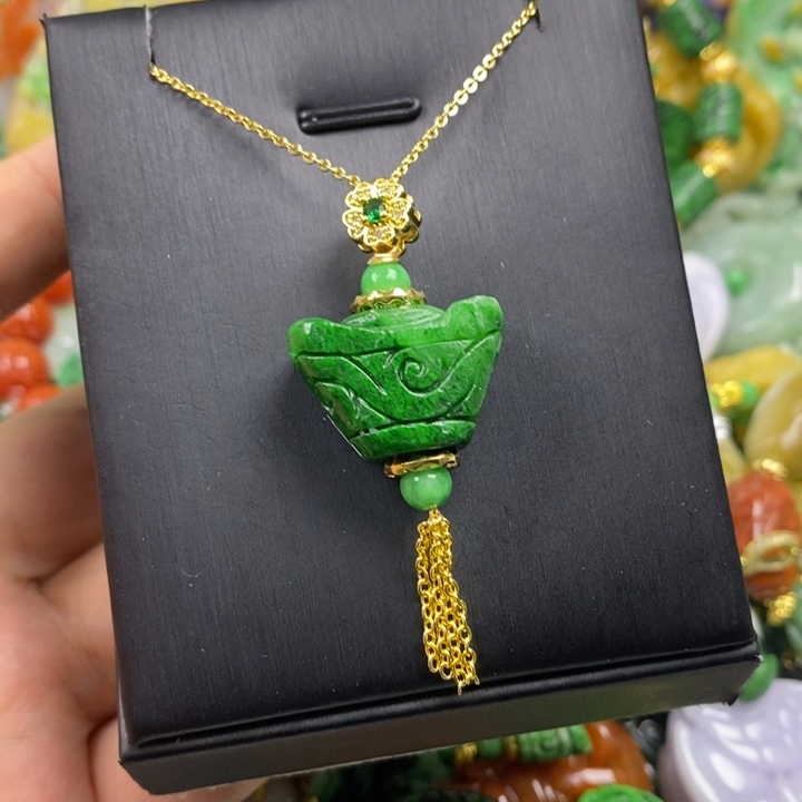 翡翠未镶嵌吊坠(赠链)