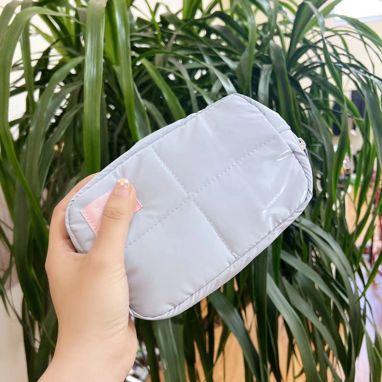 【新款来袭！】333天蓝色镭射化妆包手拿包收纳小方包