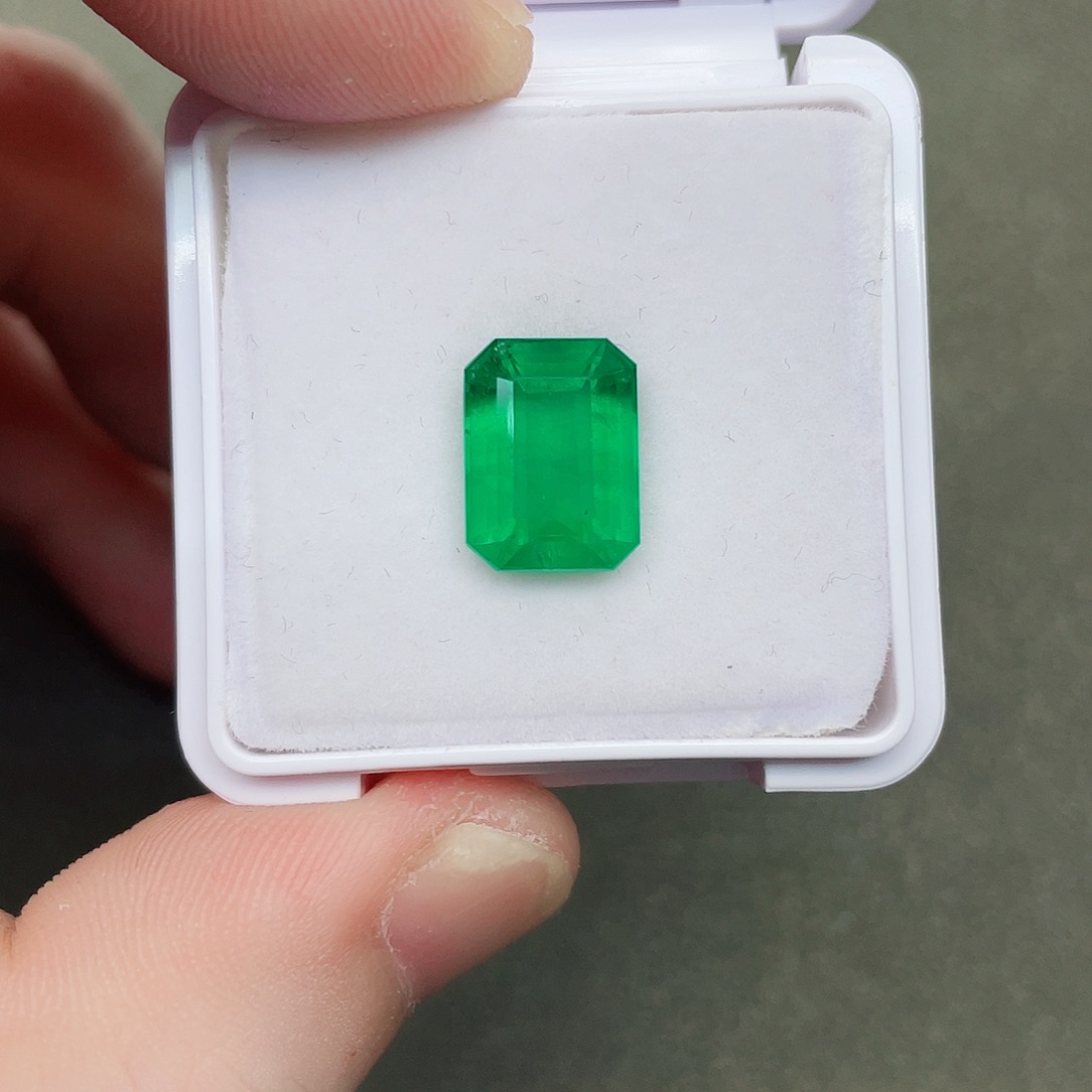 祖母绿裸石未镶嵌4.64克拉极微油吉尔德证书