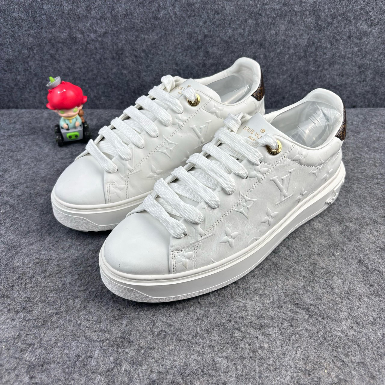 95新 LouisVuitton/路易威登 浮雕老花休闲鞋 37.5码 YLP1610