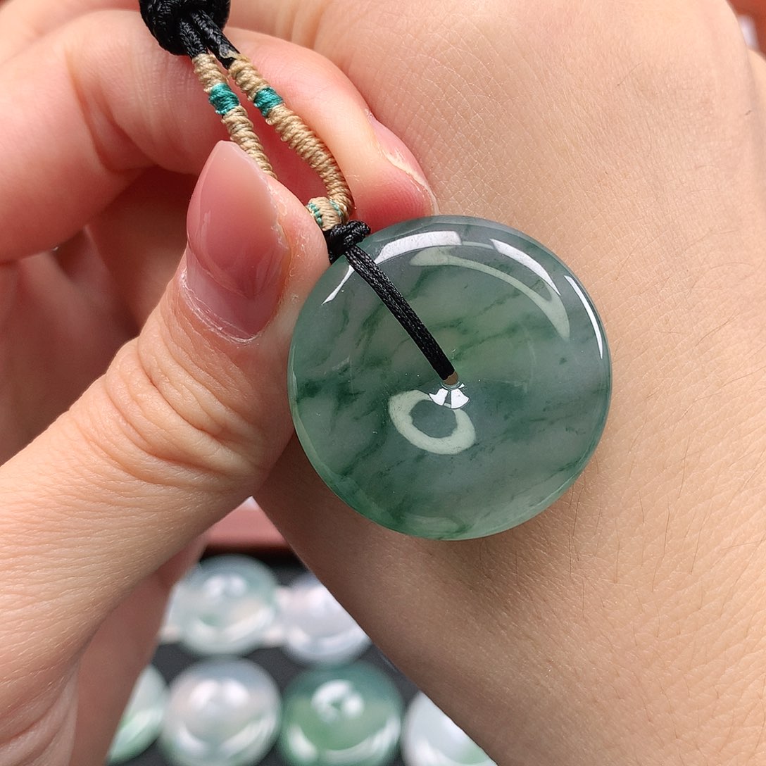 翡翠颈饰未镶嵌平安