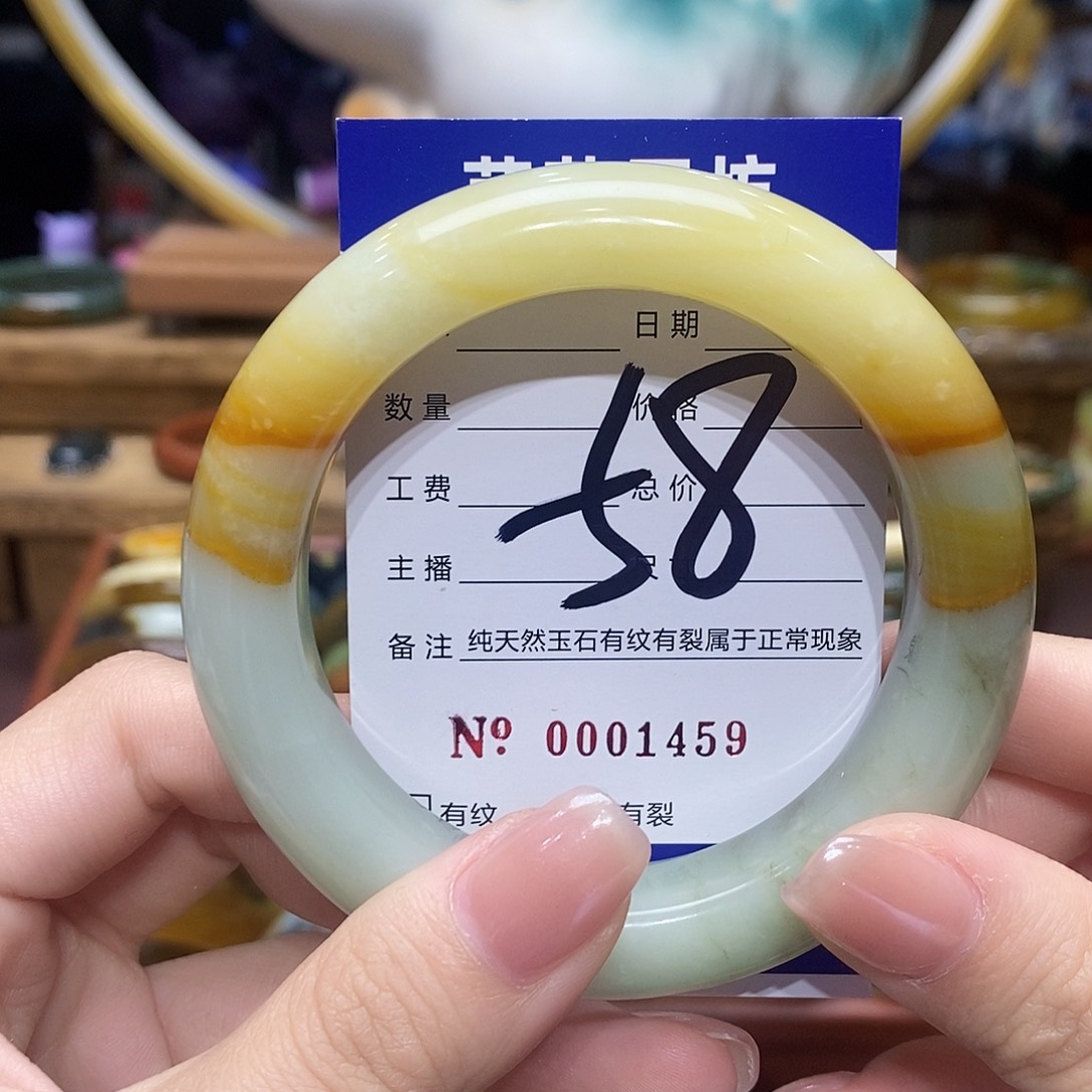 居***。蛇纹石玉未镶嵌手镯